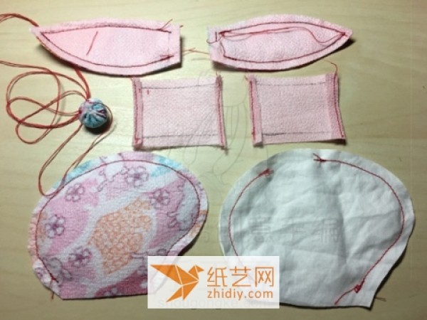 How to make a bunny-shaped fabric coin purse as a Christmas gift?