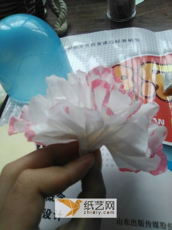 Tutorial on making carnations, a must-have paper flower for Mother’s Day gift decoration