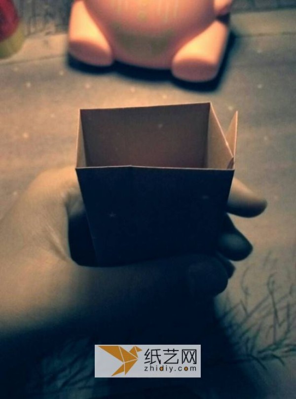 Skillful hands teach you how to make a love box