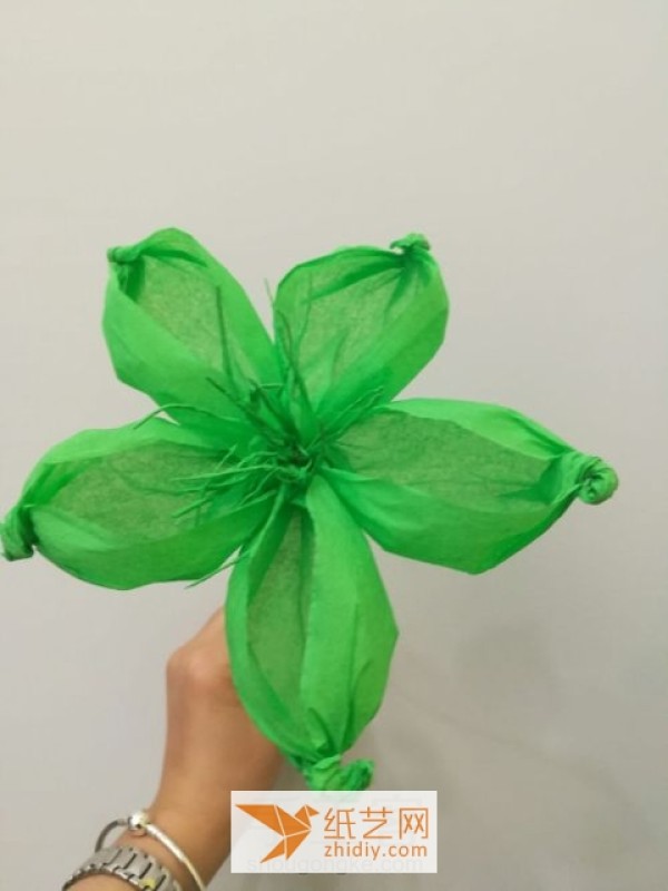 Super simple childrens handmade crepe paper paper flower making tutorial, Christmas decoration classroom is very good