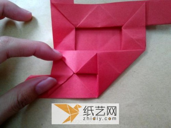 Real photo tutorial teaches you step by step how to fold origami roses