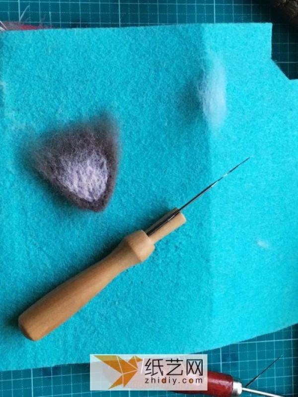 Masters tutorial on how to make wool felt poking kittens, a great Teachers Day gift