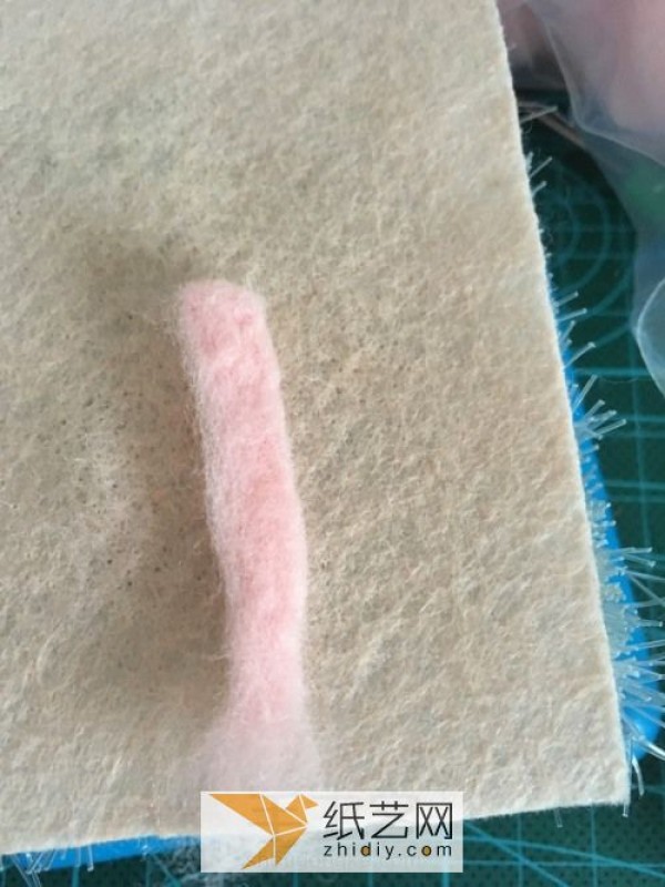 A no-fail illustrated tutorial for making strawberry cream cake with wool felt