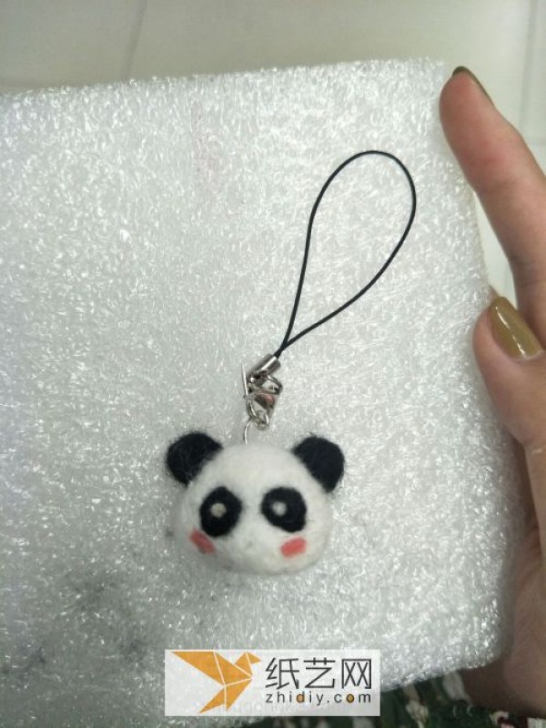 Tutorial on Christmas gift of Poke Panda mobile phone chain made of wool felt