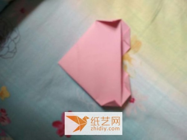 Super simple origami heart making tutorial so you no longer have to worry about Valentine’s Day gifts