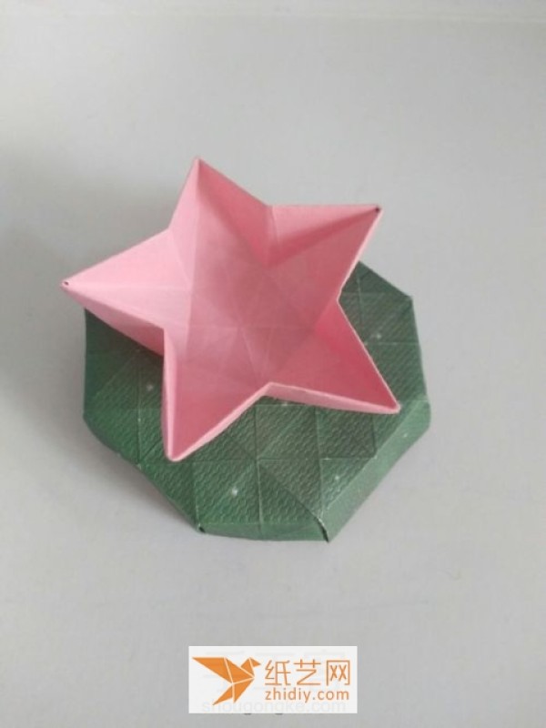 Want this five-pointed star origami box? Let’s watch the tutorial