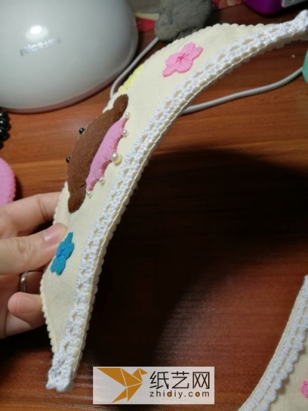 Tutorial on making a pair of cute non-woven slippers, a warm New Year gift