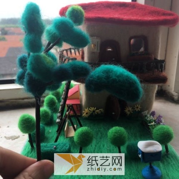 Make a garden house Christmas gift with wool felt