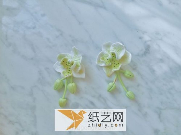 As a Valentine’s Day gift, I used ultra-light clay to make phalaenopsis orchid earrings. They are so beautiful!