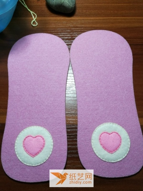 Tutorial on how to make little princess slippers from non-woven fabric as a New Year gift