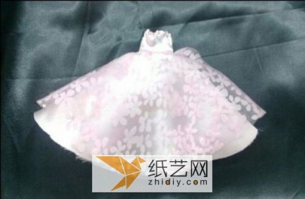 The fabric production of the beautiful ragdoll princess dress looks very much like a wedding dress