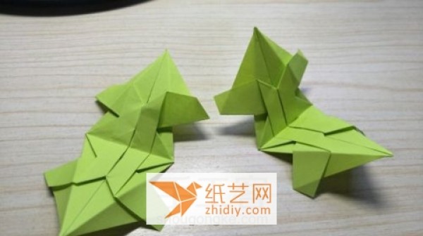 Illustrated tutorial on how to make a multi-pointed star origami bouquet. It’s a cool Teacher’s Day decoration.