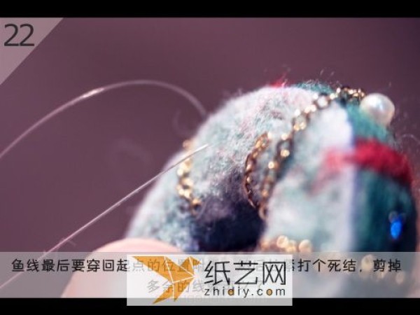 Tutorial on how to make a Christmas-style wool felt brooch. Poke Le is so domineering.