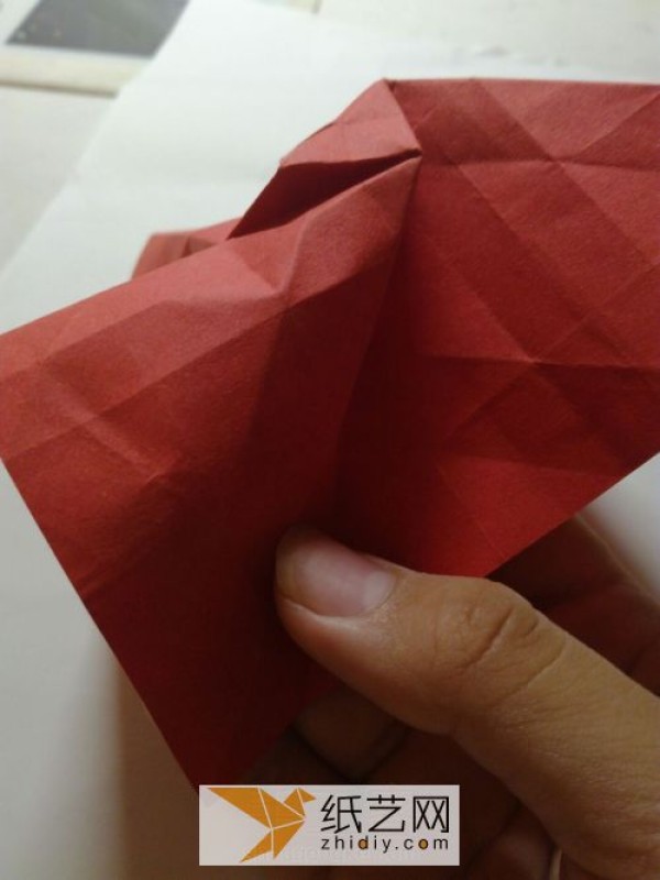 Detailed, complete and easy-to-learn method of folding origami roses. Tutorial on handmade origami roses for Valentines Day.