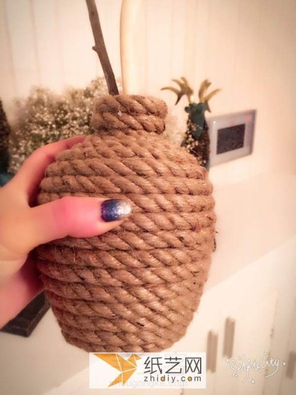 Use hemp rope to turn small wine bottles into treasures and make them into retro vases