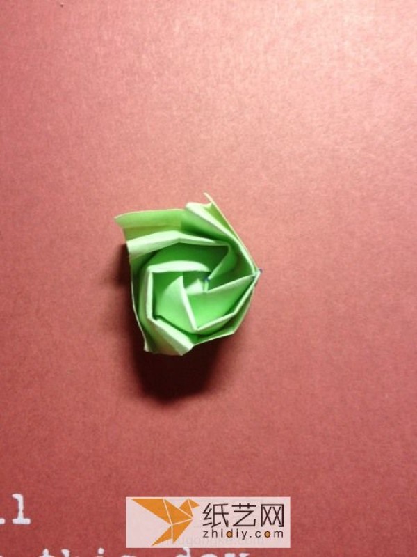 How to make innovative origami roses. Manual illustrations teach you how to fold roses.