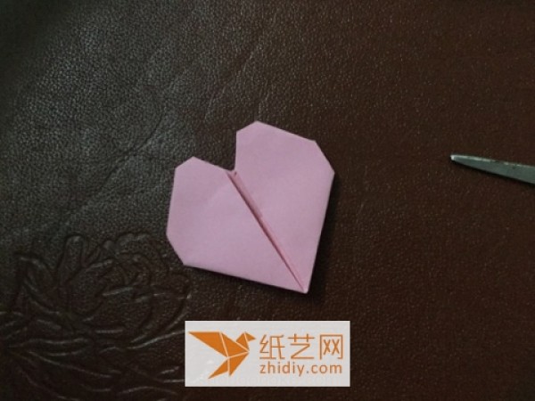 Tutorial on how to make a small and simple origami heart for Valentine’s Day gift