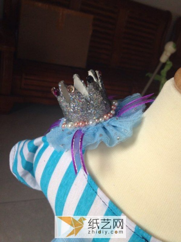 Children turn waste into treasure by DIY to make Christmas childrens headdress