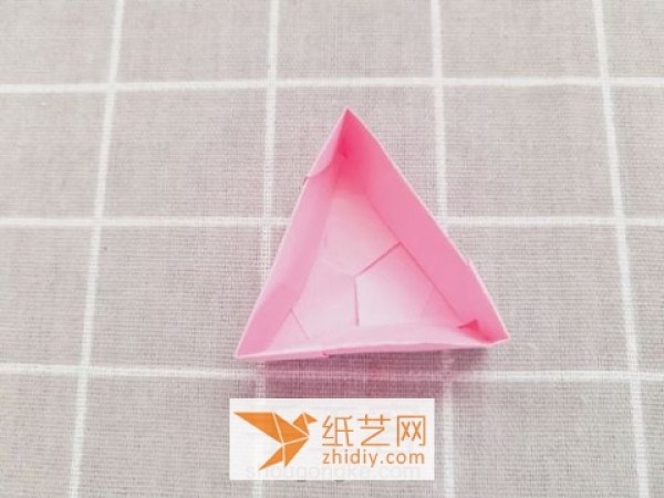 Tutorial on making a combined and folded triangular origami box