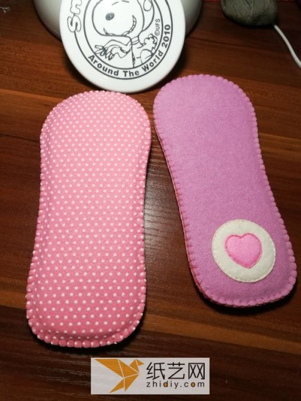 Tutorial on making a pair of cute non-woven slippers. A warm New Year gift.