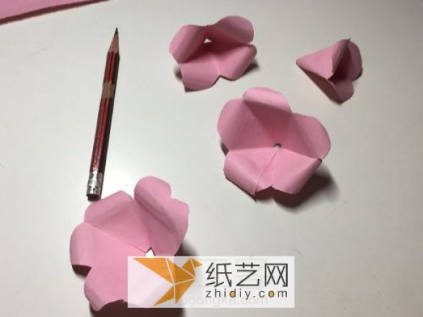 A must-have for Valentine’s Day: How to make paper roses