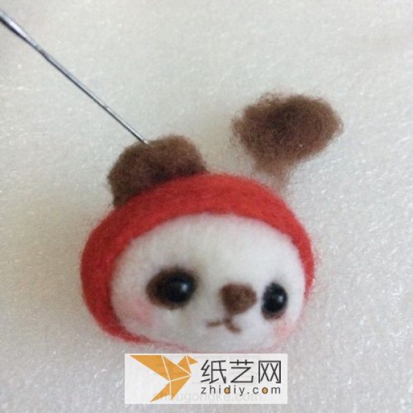 Illustrated tutorial on how to make a red panda pendant with cute wool felt. A birthday gift for your best friend.