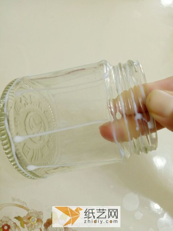 Glass cans are turned into treasures and become lace vases as Teacher’s Day gifts