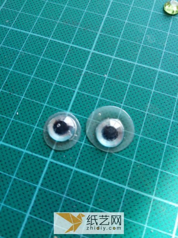 Use ultra-light clay to create fake eyes for dolls