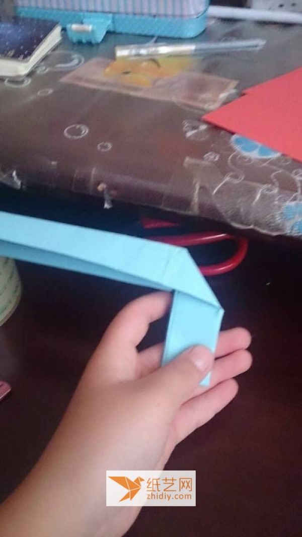 Make a submachine gun using paper cutting and origami methods