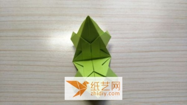 Illustrated tutorial on how to make a multi-pointed star origami bouquet. It’s a cool Teacher’s Day decoration.