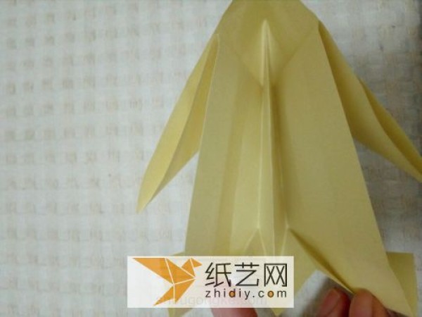 Illustrated origami tutorial for Easter origami bunny box