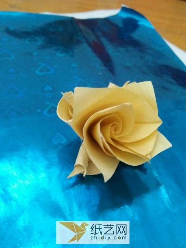 A simple way to make origami roses. A tutorial on origami roses that you can definitely learn.