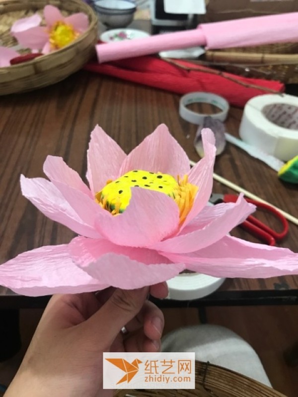 Tutorial on how to make paper lotus flowers that come out of the mud without staining