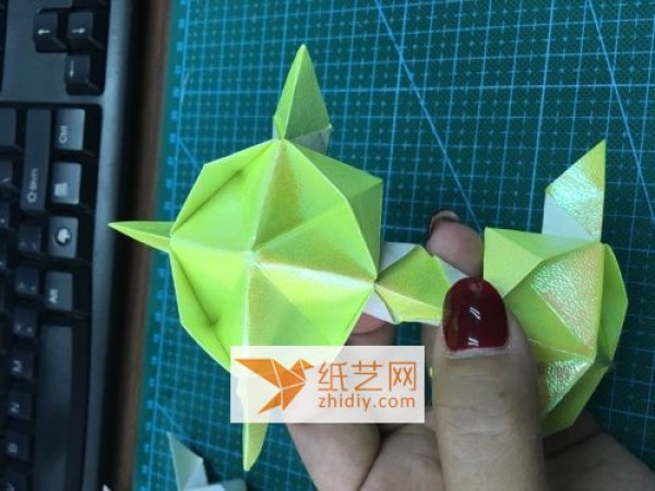 Teach you step-by-step origami tutorial to complete the handmade holiday lanterns