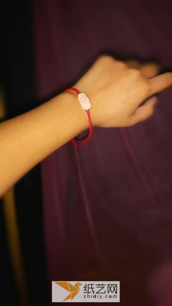 Tutorial on how to make cute bracelets by turning waste popsicle sticks into treasures