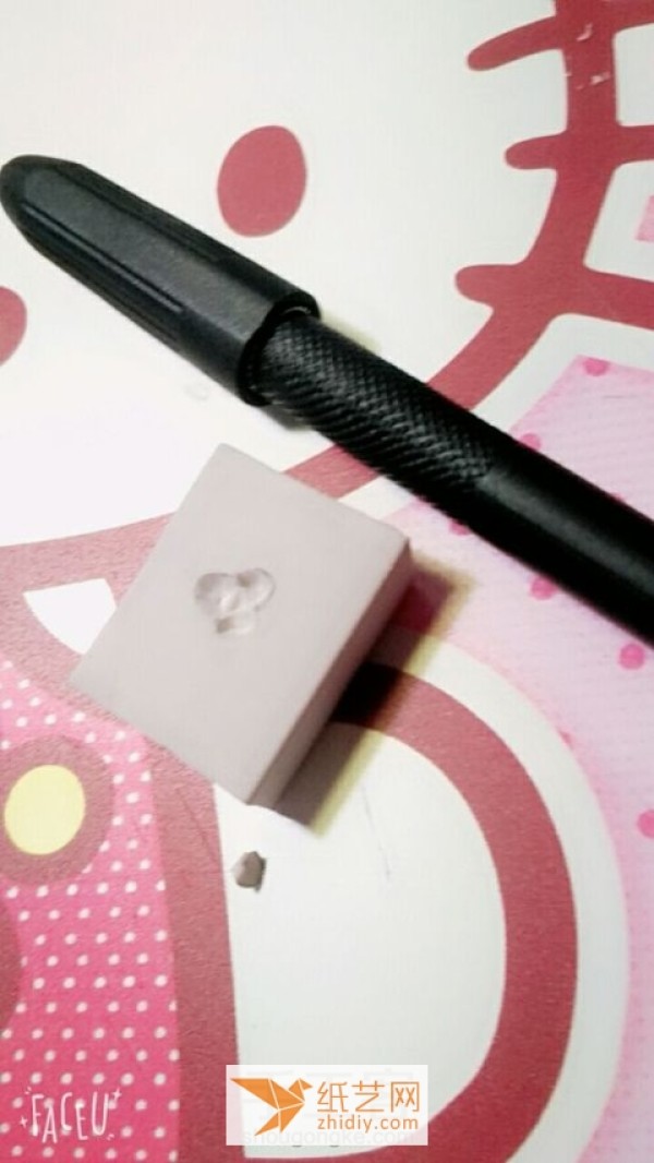 Illustrated tutorial on how to leave a blank space for a rose in a rubber stamp for beginners. It is very suitable for making rubber stamps for Valentine’s Day.