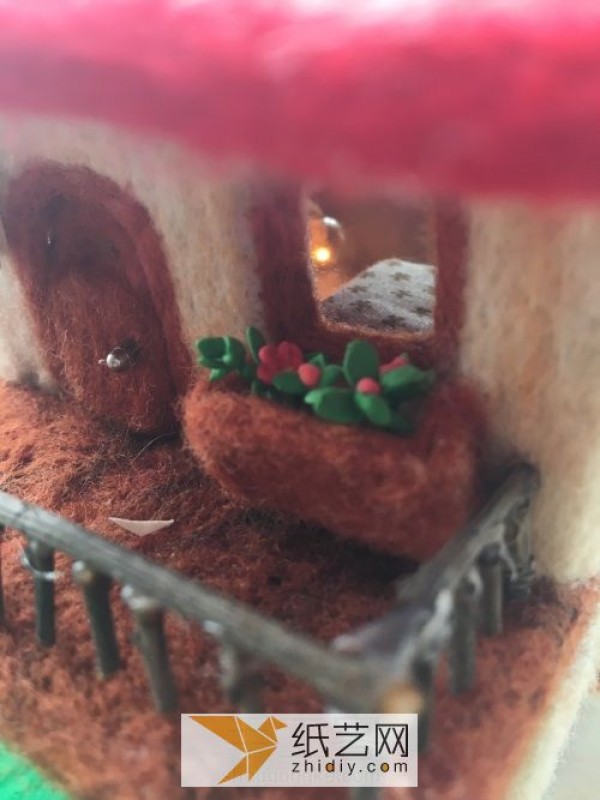 Make a garden house Christmas gift with wool felt