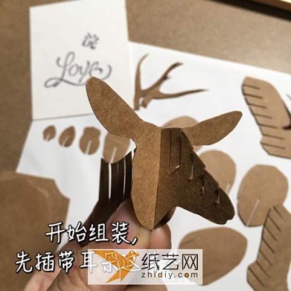 Tutorial on turning waste into treasure and making a Christmas cardboard deer head wall hanging. DIY delivery box recycling