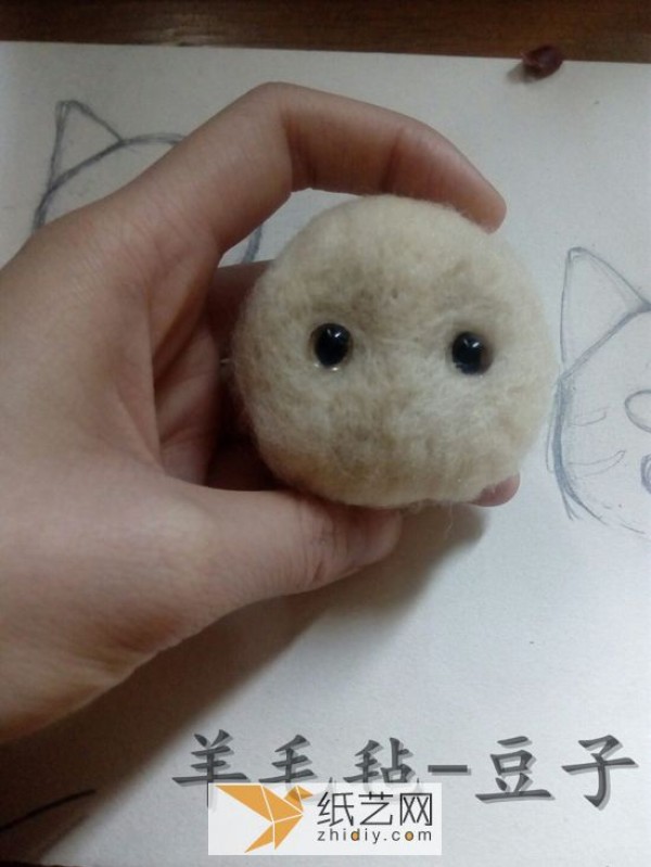 Detailed illustrated tutorial on how to make a wool felt kitten. A cute kitten head is made of wool felt.