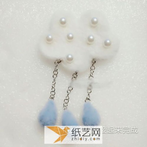 DIY Tutorial Illustration of Mothers Day Gift of Cloud Brooch Made of Wool Felt