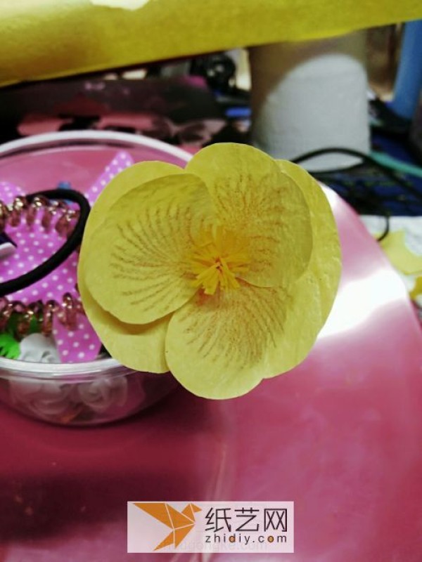 Tutorial on making immortal pansy flowers from crepe paper. How to make beautiful paper flowers.