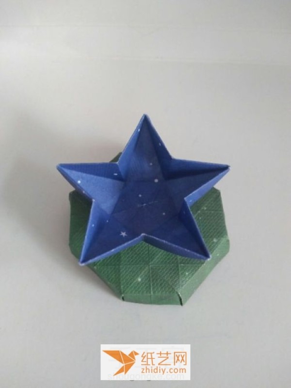 Want this five-pointed star origami box? Let’s watch the tutorial