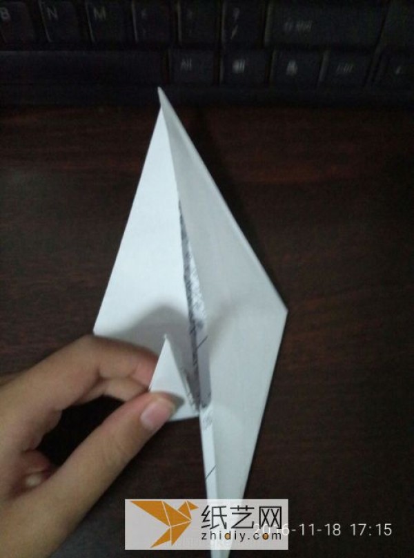 Simple origami paper cranes. Manual illustrations and real-life photo tutorials to teach you how to fold paper cranes.