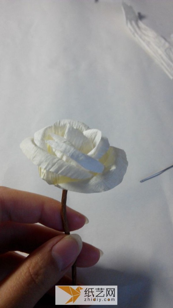 Illustrated step-by-step tutorial on making immortal paper roses by hand using paper vines