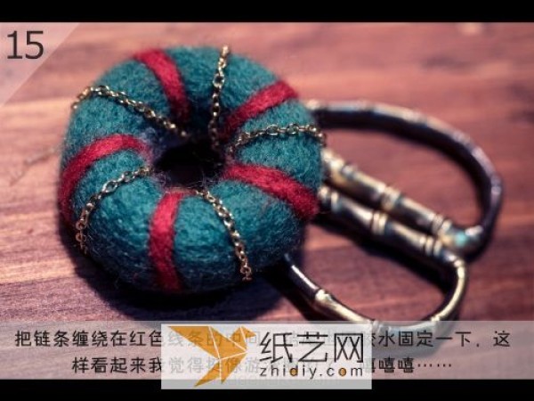 Tutorial on how to make a Christmas-style wool felt brooch. Poke Le is so domineering.