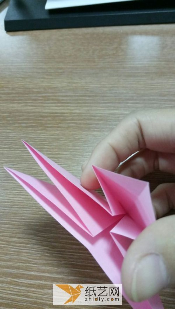 Simple basic origami lily making method. Handmade origami tutorial teaches you how to origami lily.