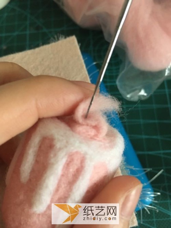 A no-fail illustrated tutorial for making strawberry cream cake with wool felt