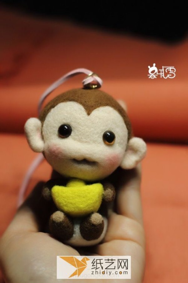 Tutorial on how to make a wool felt monkey, a handmade mascot for the Year of the Monkey. A golden monkey as a New Year gift.