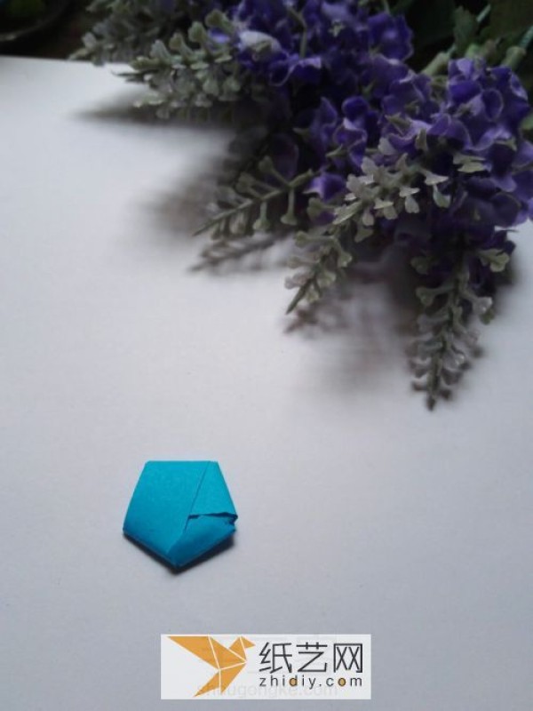 The classic method of origami stars is a commonly used decoration for gift preparation.