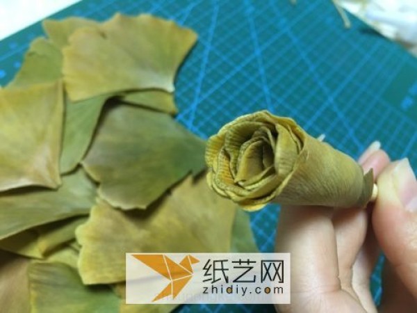 The smell of autumn: Dried roses made from waste ginkgo leaves